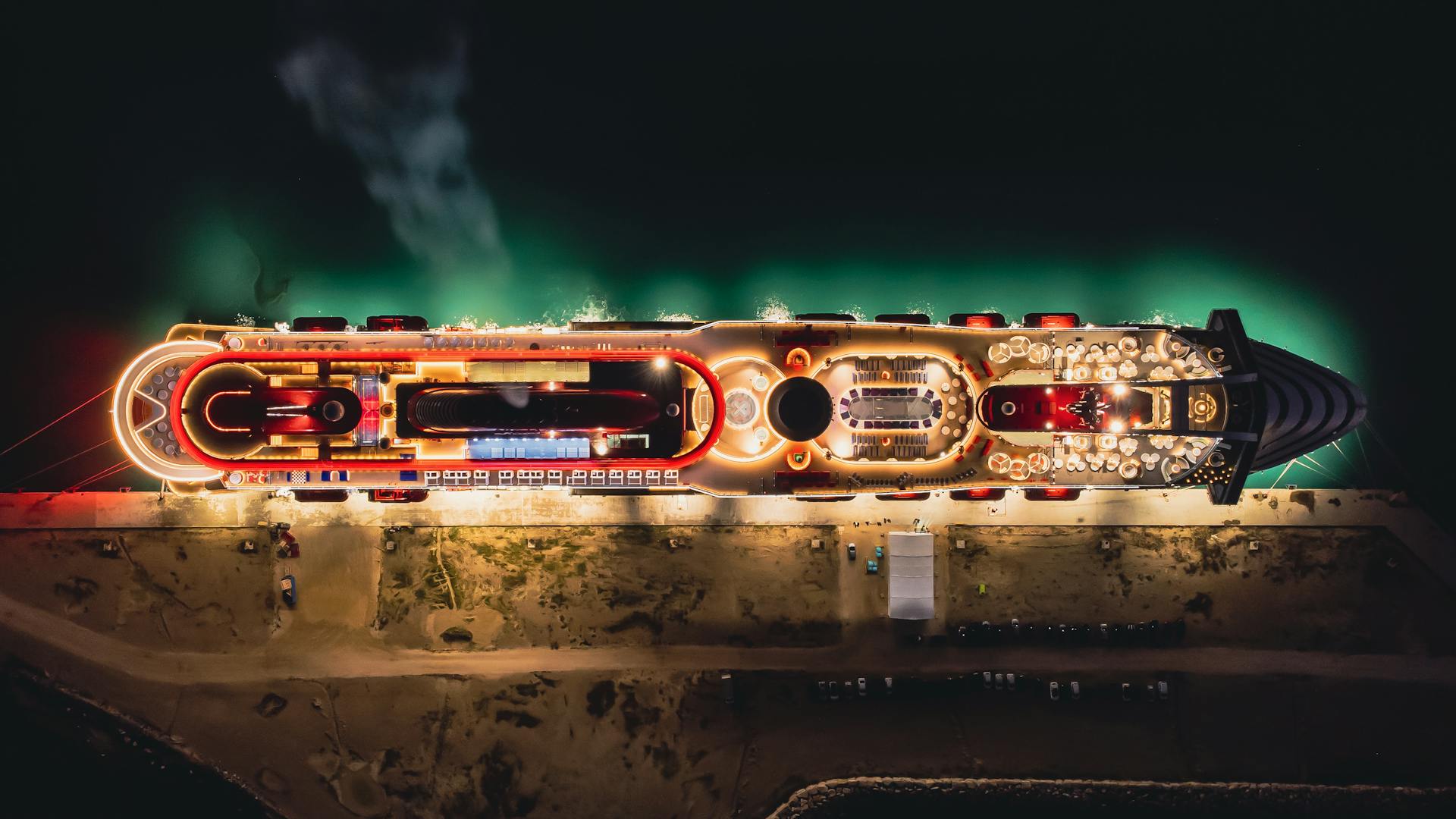 Imagen de crucero de noche con luces, vista de dron de arriba a abajo