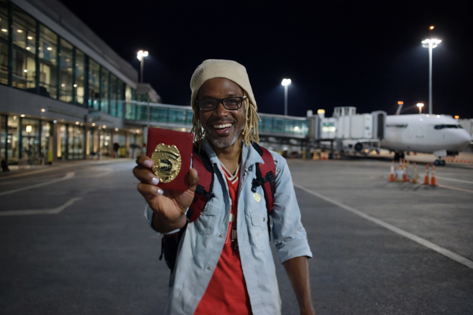 imagem de Director de Expansión Cultural Sayder SDR III con credencial, en contexto de viaje, asociado a respuesta humanitaria en Córdoba, Colombia.